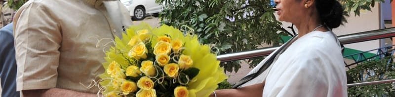 The Prime Minister, Shri Narendra Modi being welcomed by the Chief Minister of West Bengal, Kumari Mamata Banerjee ..