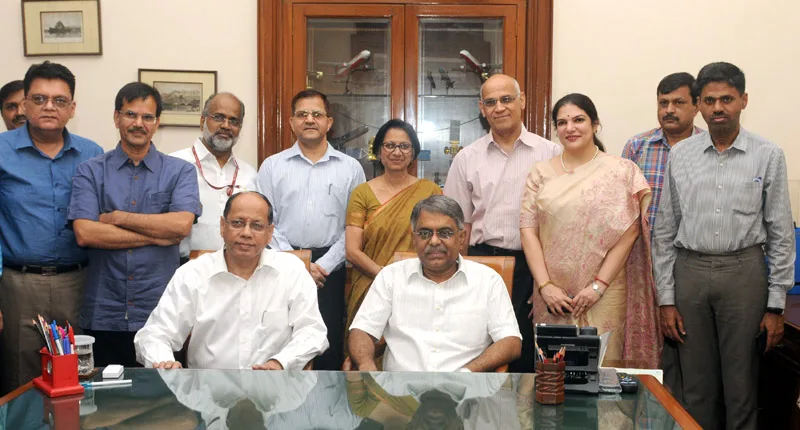 The Cabinet Secretary, Shri Pradeep Kumar Sinha with the officials of the Cabinet Secretariat, in New Delhi