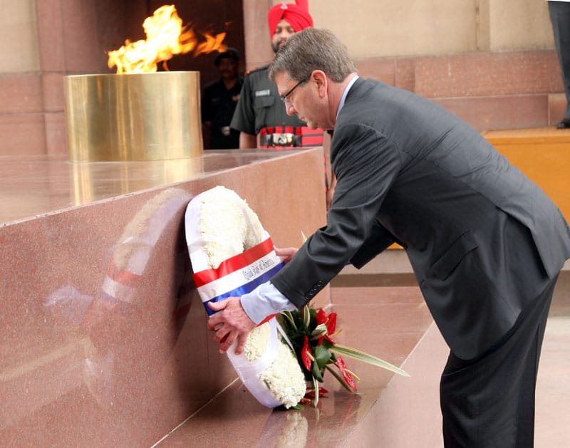 The Defence Secretary of US, Dr. Ashton Carter laying wreath at Amar Jawan Jyoti, in New Delhi