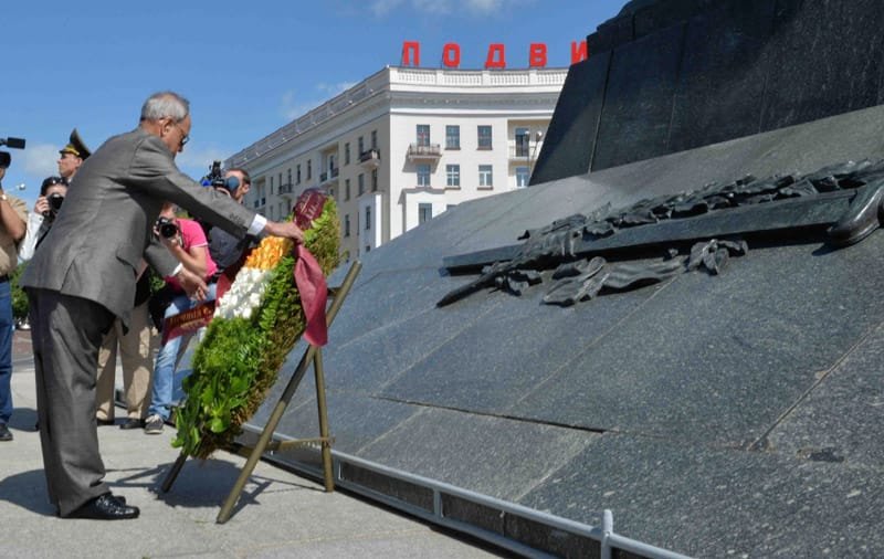 The President, Shri Pranab Mukherjee laying wreath at the Victory Monument at Victory Square, at Minsk, in Belarus