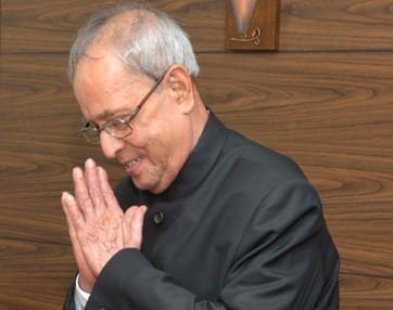The President, Shri Pranab Mukherjee meeting the former President of India, Smt. Pratibha Devisingh Patil, in Pune
