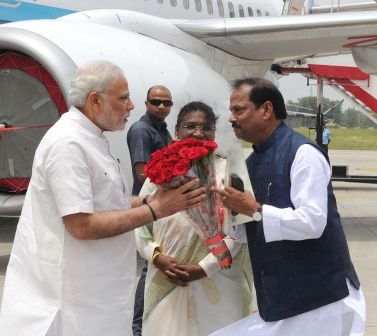 The Prime Minister, Shri Narendra Modi being received by the Governor of Jharkhand, ..