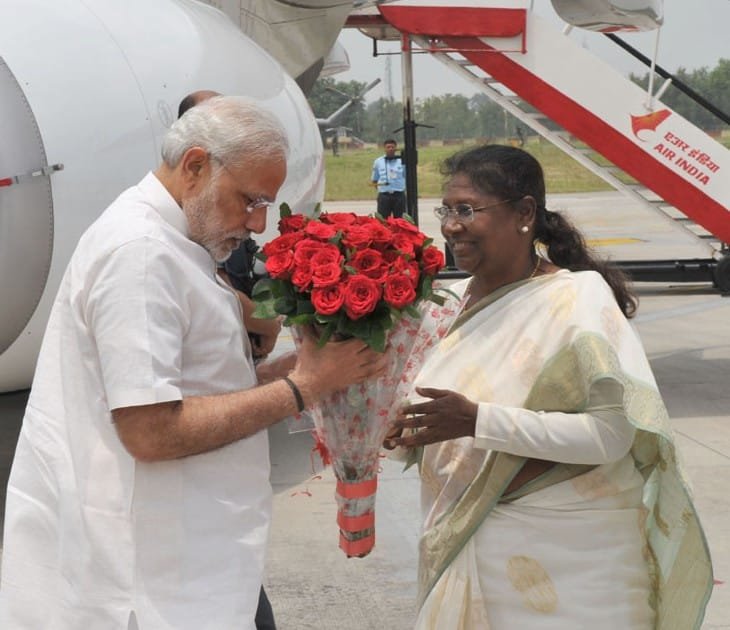 The Prime Minister, Shri Narendra Modi being received by the Governor of Jharkhand, ..