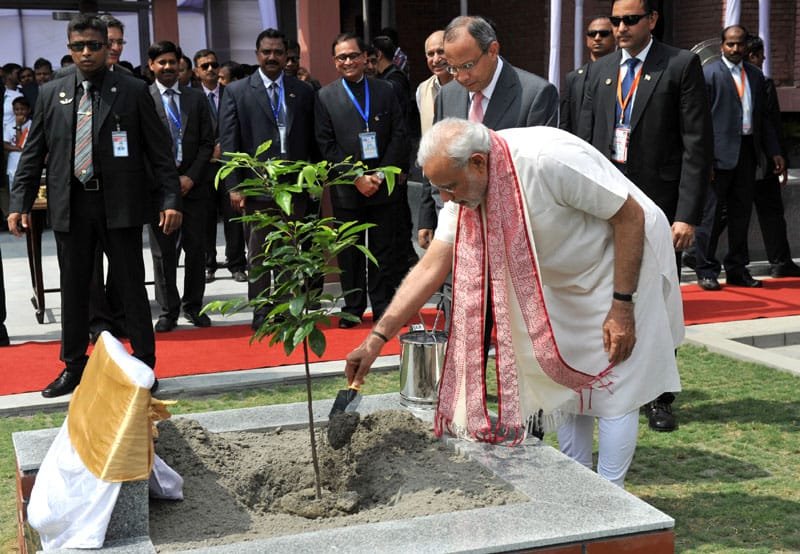 The Prime Minister, Shri Narendra Modi plants a sapling, at New Chancery Complex, in Bangladesh