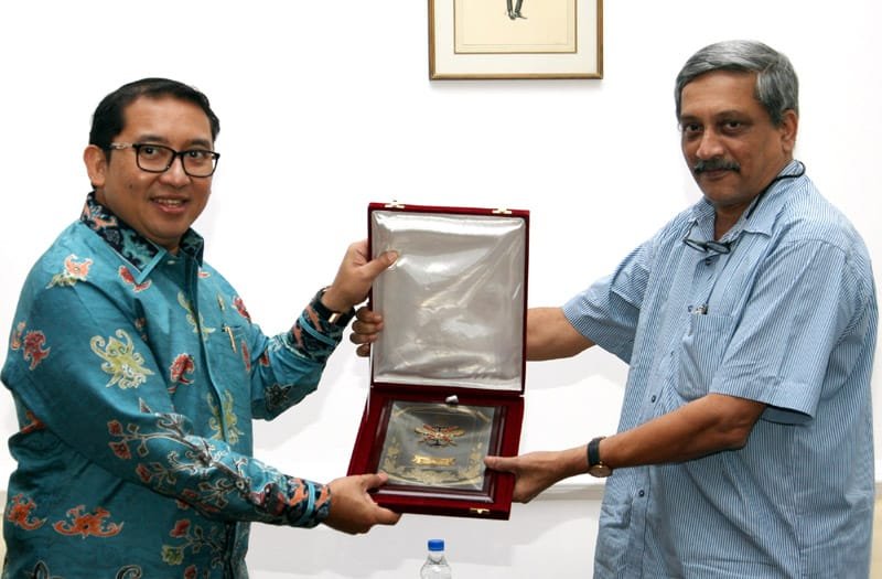 The Union Minister for Defence, Shri Manohar Parrikar presenting a memento to the Vice Chairman of the House of Indonesian Representative, Mr. Fadli Zon, in New Delhi