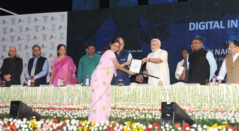 The Prime Minister, Shri Narendra Modi awarding the women, working on ‘digital inclusion’ in..