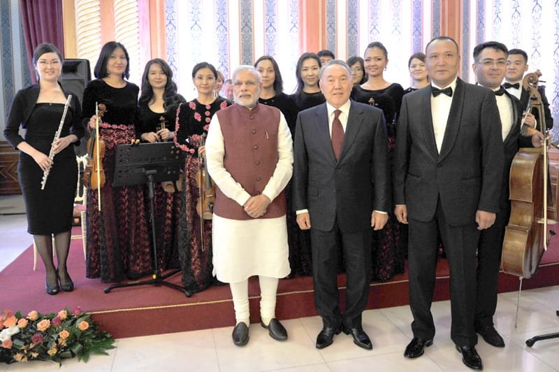 The Prime Minister, Shri Narendra Modi with the various artists, who performed ..