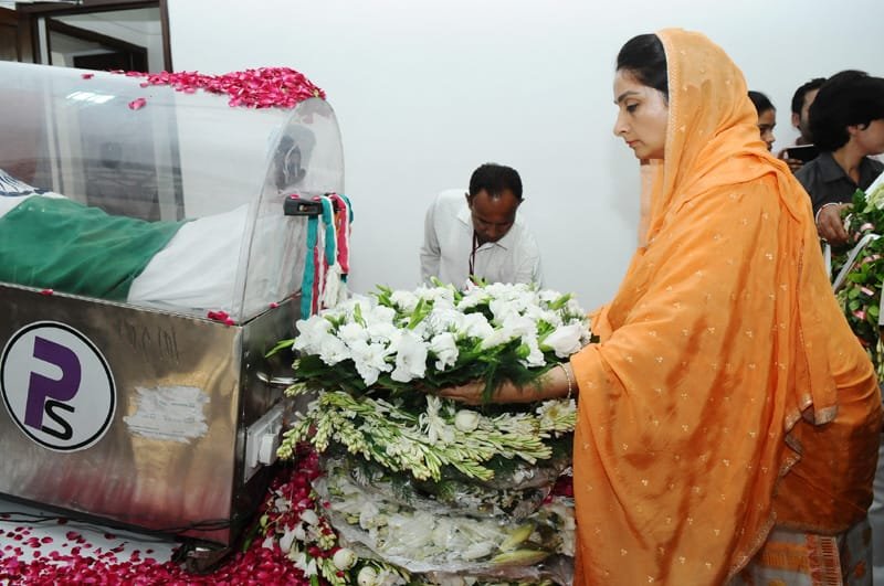 The Union Minister for Food Processing Industries, Smt. Harsimrat Kaur Badal paying homage at the mortal remains of the former President of India, Dr. A.P.J. Abdul Kalam, in New Delhi