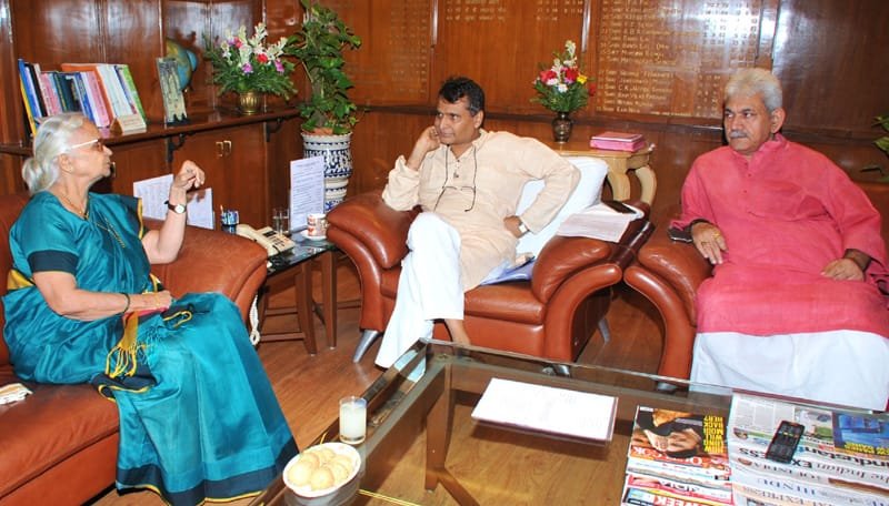 The Governor of Goa, Smt. Mridula Sinha meeting the Union Minister for Railways..