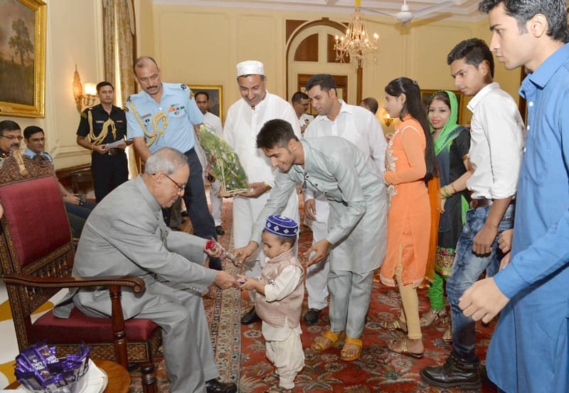 The President, Shri Pranab Mukherjee exchanging greetings on the occasion of Id-ul-Fitr, at Rashtrapati Bhavan, in New Delhi