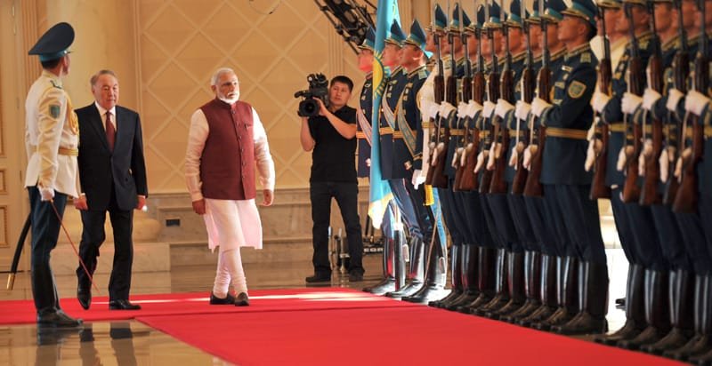 The Prime Minister, Shri Narendra Modi inspecting the guard of honour, at the ..