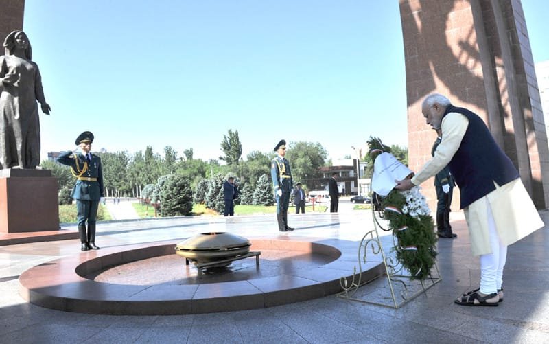 The Prime Minister, Shri Narendra Modi laying the wreath to pay homage to the ..