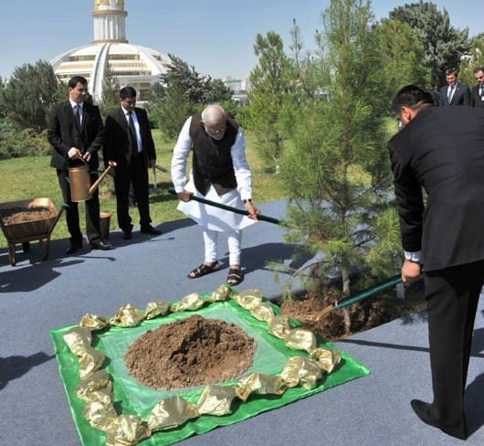 The Prime Minister, Shri Narendra Modi planting a sapling at the Independence Monument, in Ashgabat, Turkmenistan