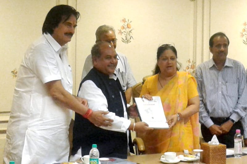 The Union Minister for Mines and Steel, Shri Narendra Singh Tomar handing over …