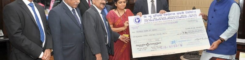 The Union Minister for Finance, Corporate Affairs and Information & Broadcasting, Shri Arun Jaitley being presented a dividend cheque of Rs.300 crore by the CMD, the New India Assurance Co. Ltd., Shri G. Srinivasan, in New Delhi