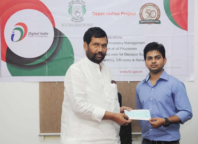 The Union Minister for Consumer Affairs, Food and Public Distribution, Shri Ram Vilas Paswan felicitating..