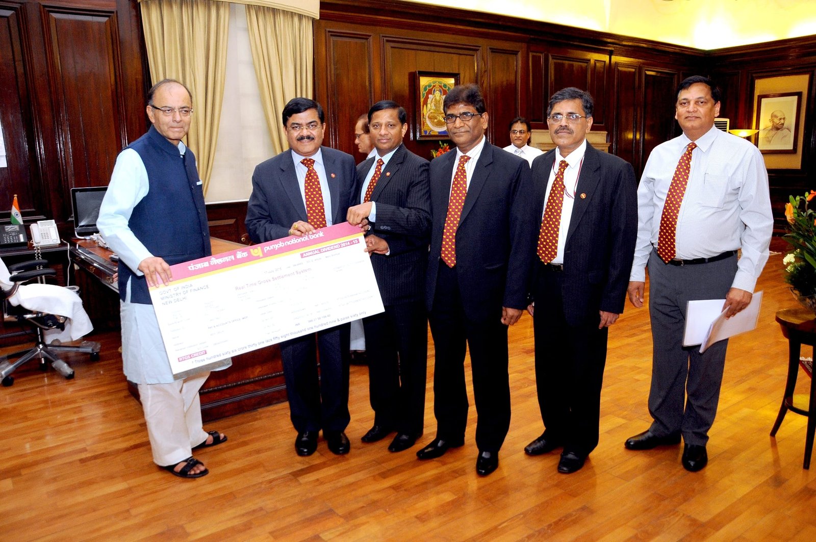 PUNJAB NATIONAL BANK PAYS DIVIDEND CHEQUE TO MINISTRY OF FINANCE GOVT. OF INDIA NEW DELHI