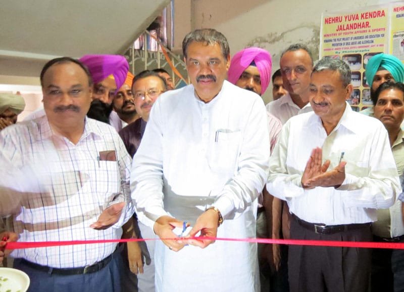 The Minister of State for Social Justice & Empowerment, Shri Vijay Sampla cutting the..