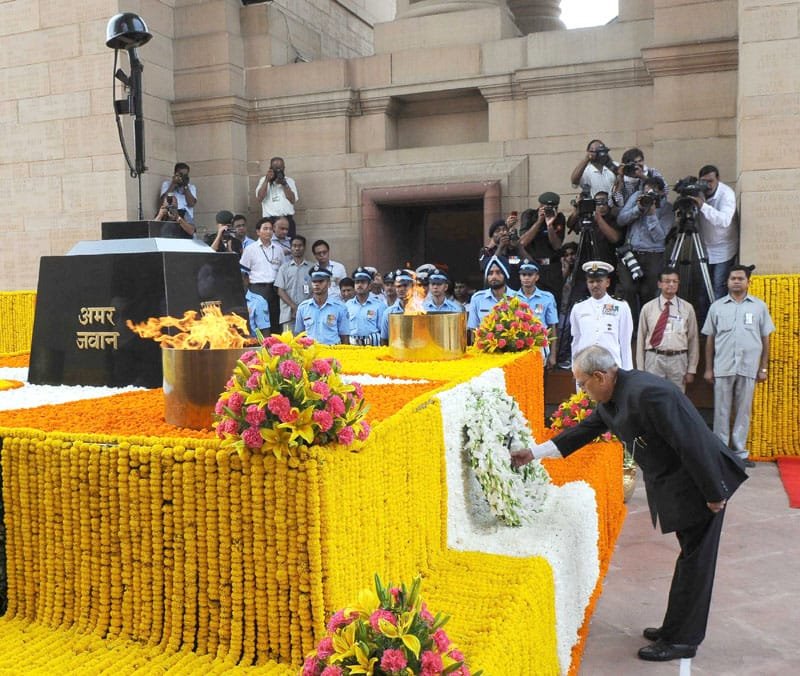 The President, Shri Pranab Mukherjee laying wreath at Amar Jawan Jyoti, India Gate, ..