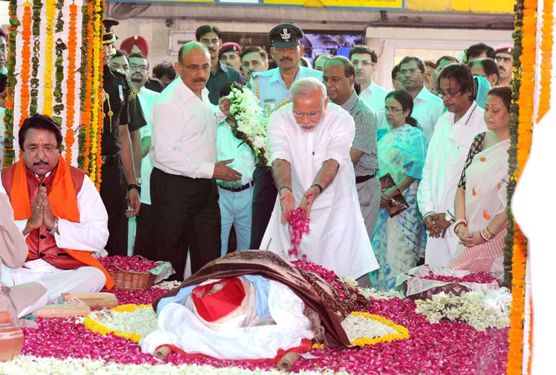 The Prime Minister, Shri Narendra Modi paying his last respects to Smt. Suvra Mukherjee, First Lady, in New Delhi
