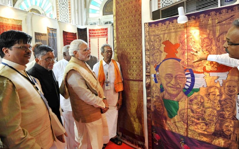 The Prime Minister, Shri Narendra Modi visiting the Handloom exhibition, in Chennai, Tamil Nadu