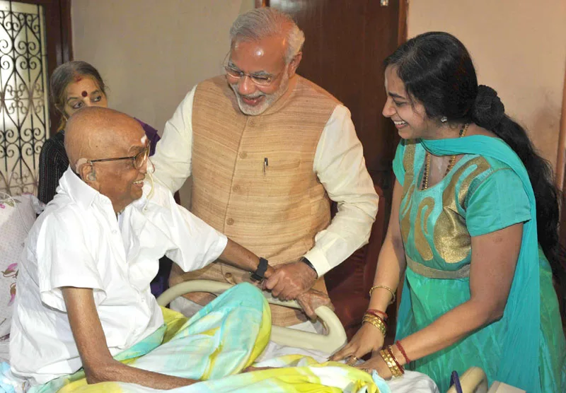The Prime Minister, Shri Narendra Modi meeting the Editor of Tamil weekly news magazine..