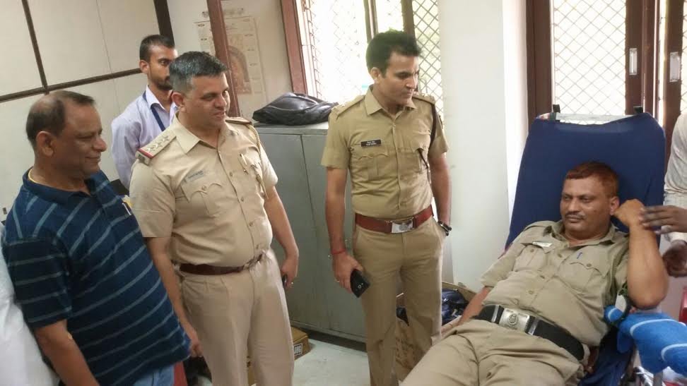 DELHI POLICE COPS DONATE BLOOD FOR NEEDY PATIENTS SUFFERING FROM DENGUE