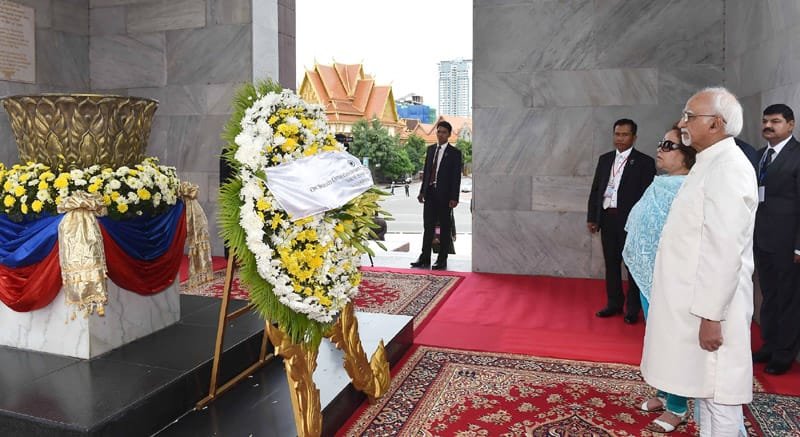The Vice President, Shri Mohd. Hamid Ansari paying homage at the Independence Monument, in Phnom Penh Cambodia
