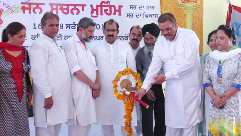The Minister of State for Social Justice & Empowerment, Shri Vijay Sampla lighting..