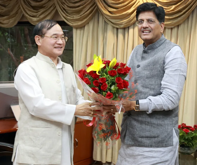 The Chief Minister of Arunachal Pradesh, Shri Nabam Tuki meeting the Minister of ..