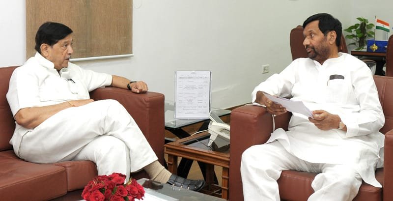 The Food Minister of Maharashtra, Shri Girish Bapat calling on the Union Minister for..