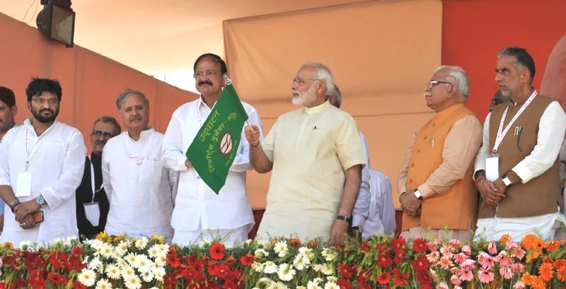 The Prime Minister, Shri Narendra Modi flagging off the Badarpur-Faridabad Metro train, at Faridabad