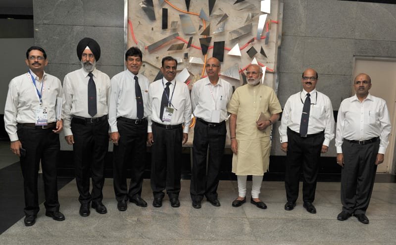 The Prime Minister, Shri Narendra Modi in a group photo with the Delhi Metro (DMRC) officials, ..