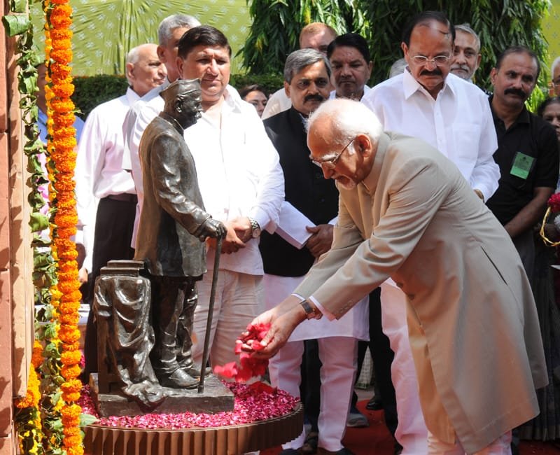 The Vice President, Shri Mohd. Hamid Ansari paying floral tributes at the Statue of..