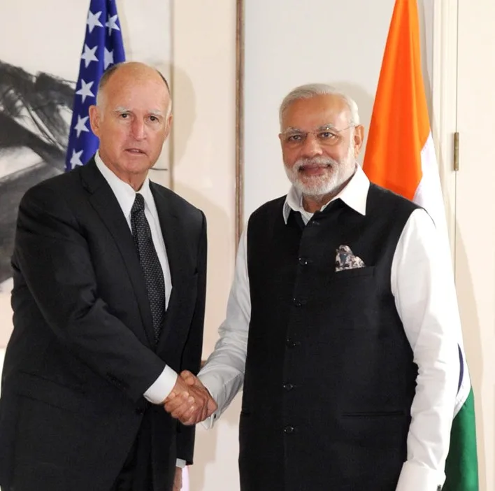 The Prime Minister, Shri Narendra Modi with the Governor of California, Mr. Edmund G. Brown Jr,..