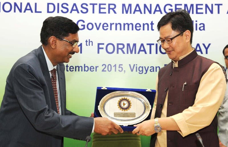 The Minister of State for Home Affairs, Shri Kiren Rijiju being presented a memento..