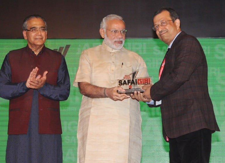 The Prime Minister, Shri Narendra Modi presenting the Safaigiri Award to the winner ..