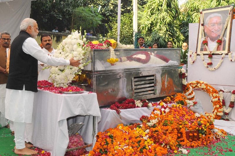 The Prime Minister, Shri Narendra Modi at Antim Darshana of late VHP leader, Shri Ashok Singhal, in New Delhi