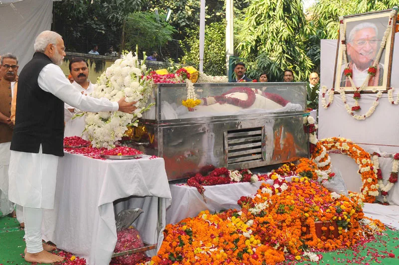 The Prime Minister, Shri Narendra Modi at Antim Darshana of late VHP leader, Shri Ashok Singhal, in New Delhi