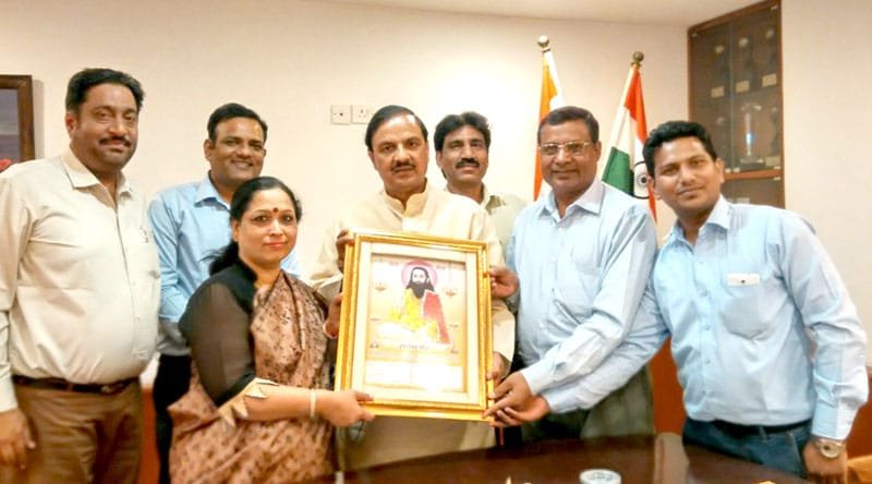 A delegation of ‘Guru Ravidas Janmotsav Samiti, Delhi’, presenting a portrait of Guru Ravidas..