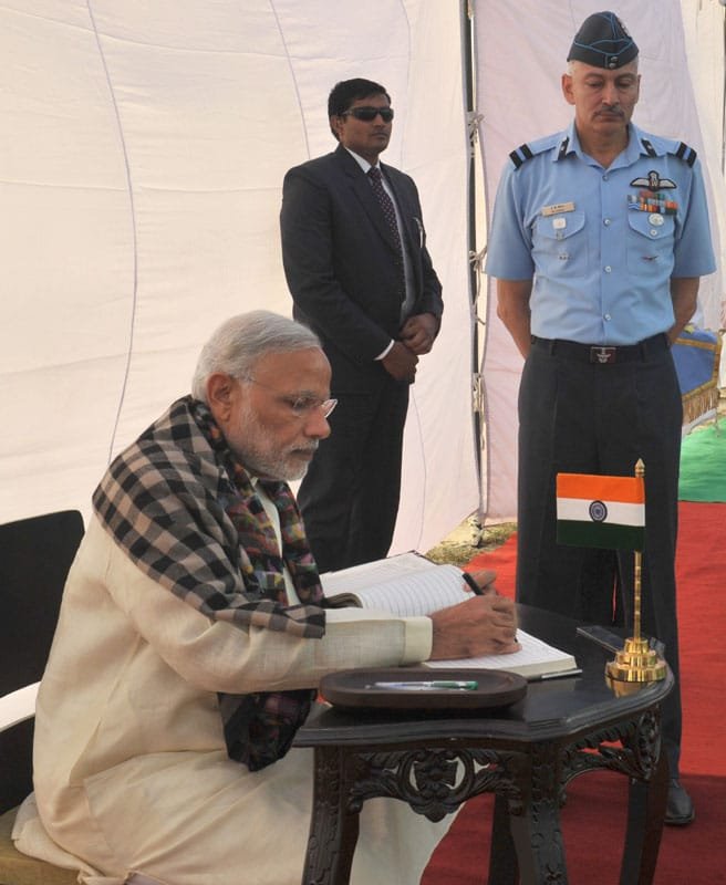 The Prime Minister, Shri Narendra Modi signing the visitors’ book, at Halwara Airforce Station, in Punjab