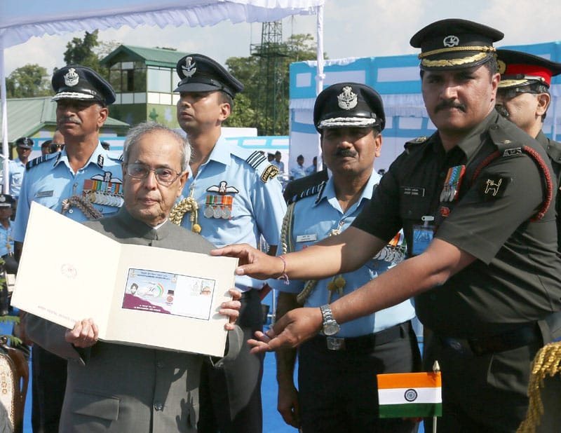 The President, Shri Pranab Mukherjee releasing a souvenir, at the President’s Standard ..