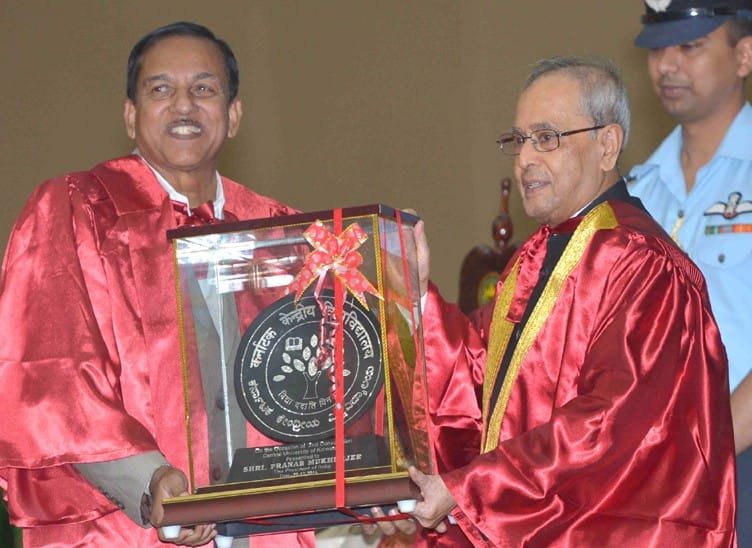 The President, Shri Pranab Mukherjee being presented a memento at the 2nd Convocation ..