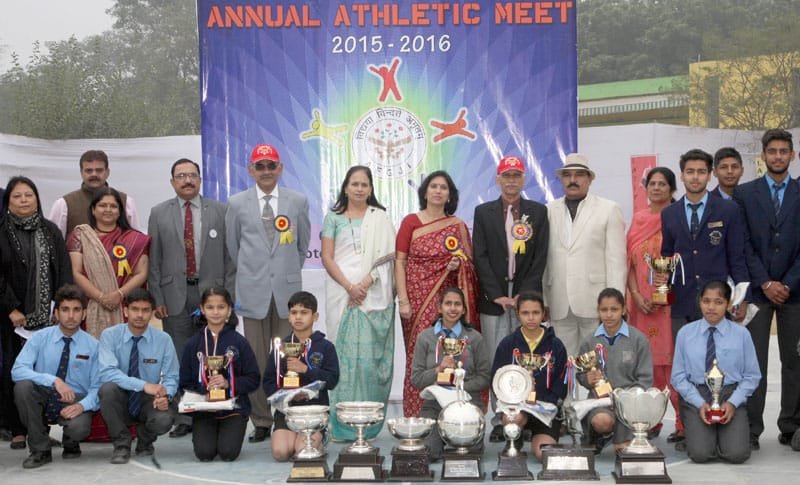 The Assistant Chief of Air Staff (Org & Cer), Air Vice Marshal H.N. Bhagwat VM with the winners and staff in a group photograph at the closing ceremony of AFGJI Annual Athletic Meet: 2015, in New Delhi