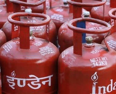 EARNING 10 LAKHS P.A THEN YOUR GAS SUBSIDY MAY BE SCRAPED ANNOUNCES GOVERNMENT