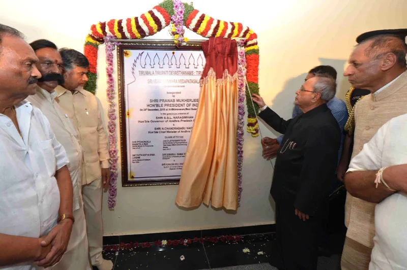 The President, Shri Pranab Mukherjee unveiling the plaque to inaugurate a ..