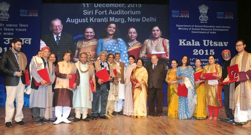 The Union Minister for Human Resource Development, Smt. Smriti Irani with the winners of the National Award of Kala Utsav, at a function, in New Delhi