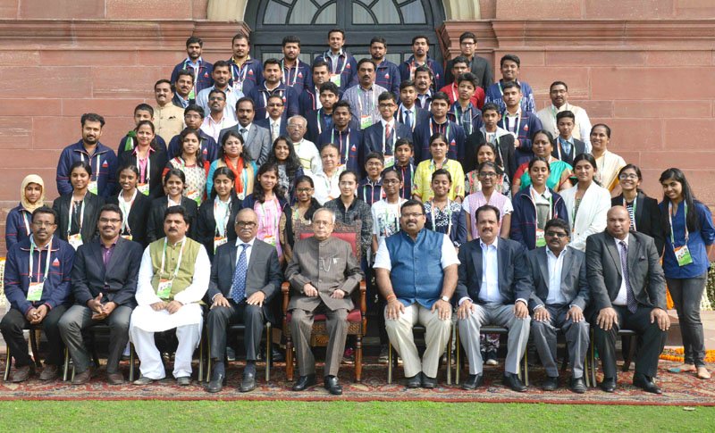 The President, Shri Pranab Mukherjee with the students & teachers from UAE and Kerala ..
