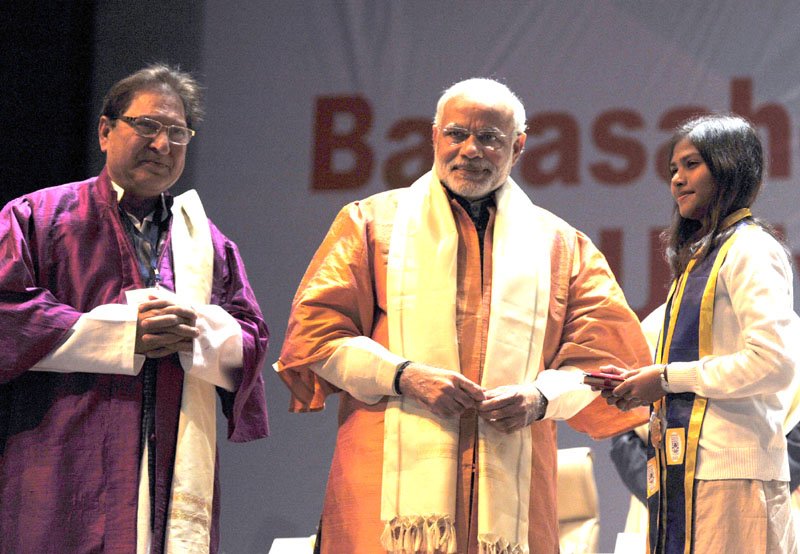 The Prime Minister, Shri Narendra Modi felicitating the awardee students at the 6th Convocation …
