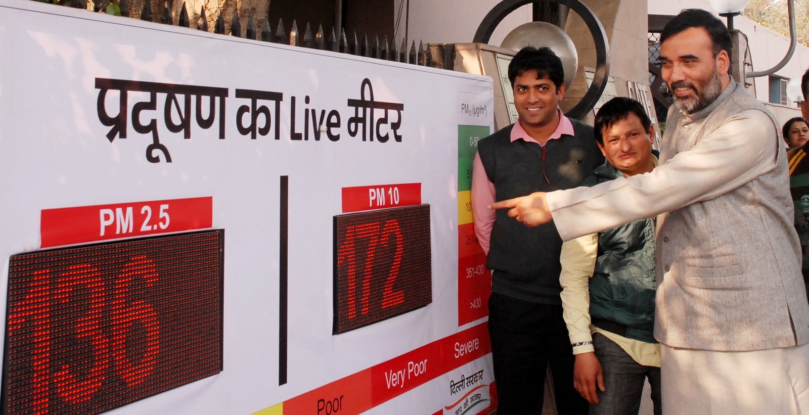 MAJOR DECLINE IN DELHI POLLUTION ON MONDAY -GOPAL RAI INSPECTING LIVE POLLUTION METER OUTSIDE DELHI SECTT.